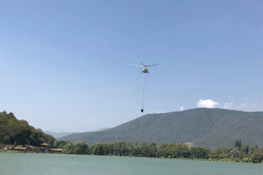 ვერტმფრენი წყალს
ლოპოტას ტბიდან იღებს