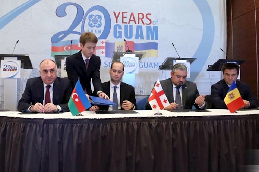 კომუნიკეზე ხელმოწერა