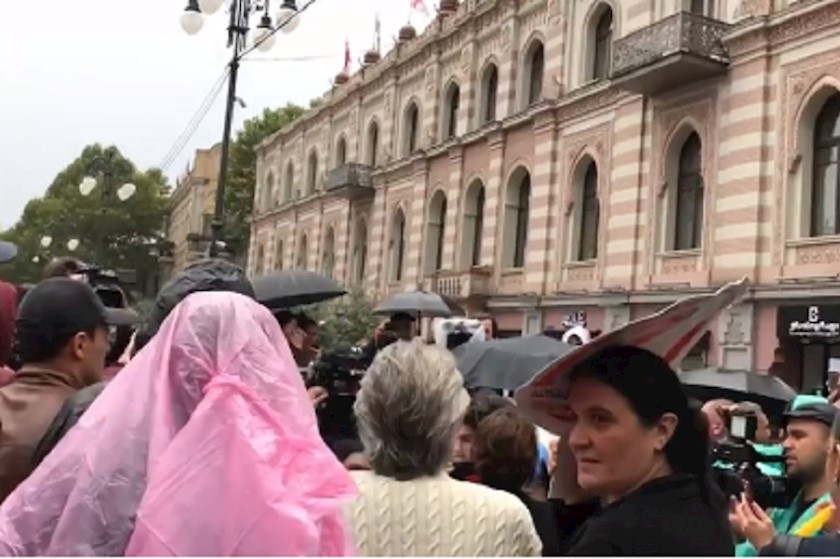 საპროტესტო აქცია
საკრებულოსთან