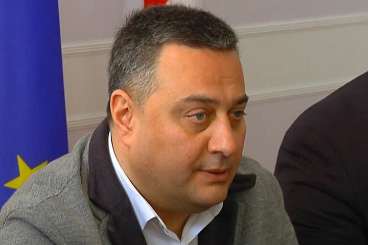 ვიქტორ დოლიძე