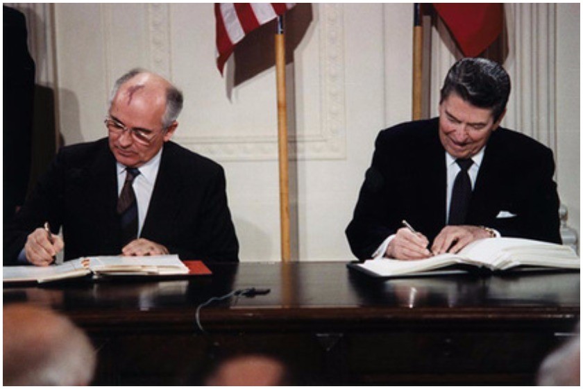 მიხეილ გორბაჩოვი
რონალდ რეიგანი