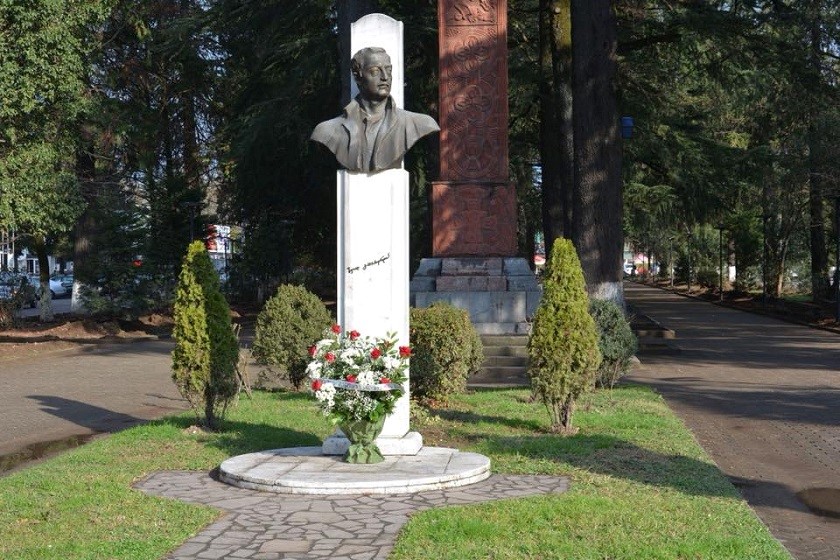 ზვიად გამსახურდიას ძეგლი