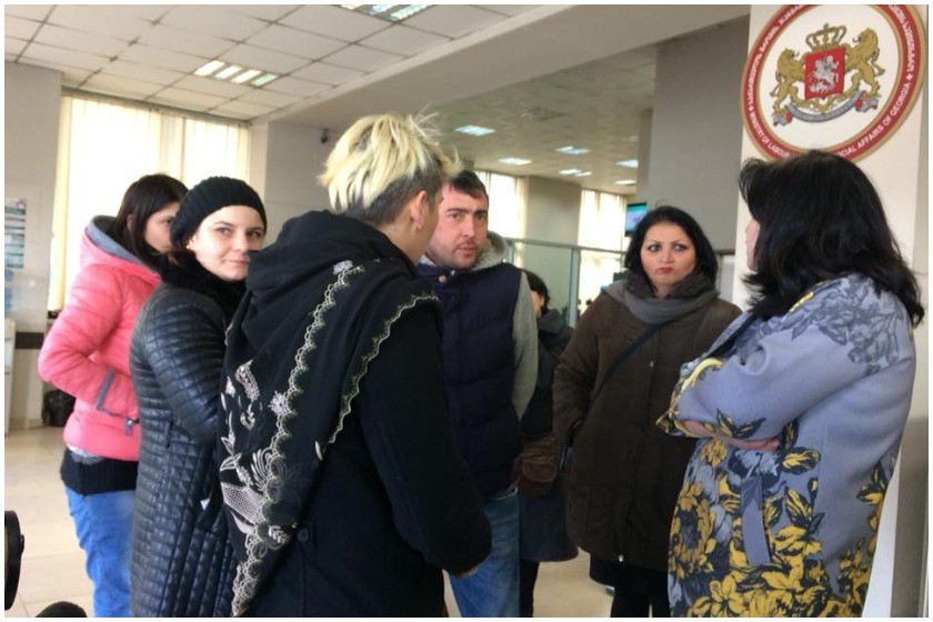 შშმ ბავშვების მშობლები
კანცელარიაში