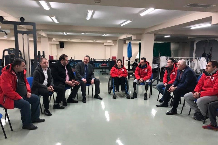 შეხვედრა თბილისის
პარაცენტრში 