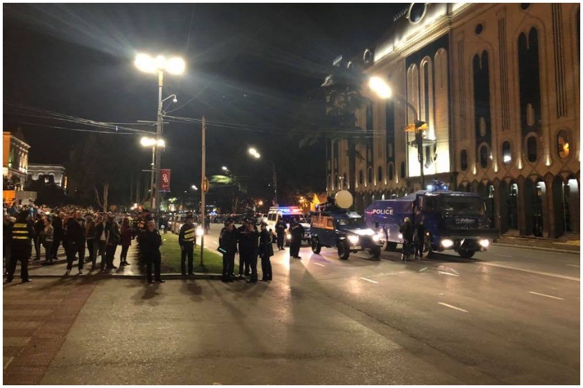 ვითარება პარლამენტთან