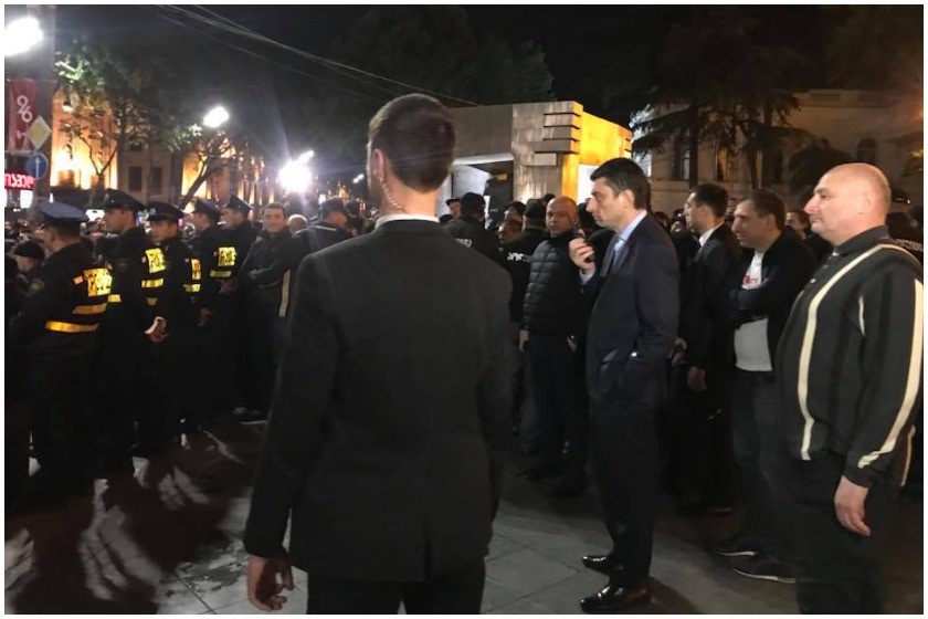 გიორგი გახარია 
პარლამენტთან