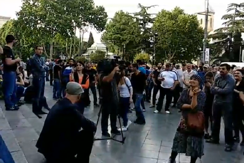 ვითარება პარლამენტთან