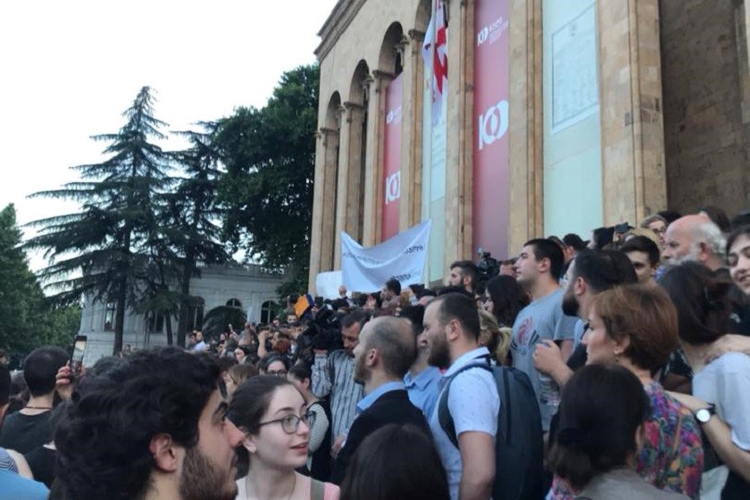 აქცია პარლამენტთან