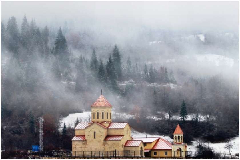 პირველი თოვლი მესტიაში