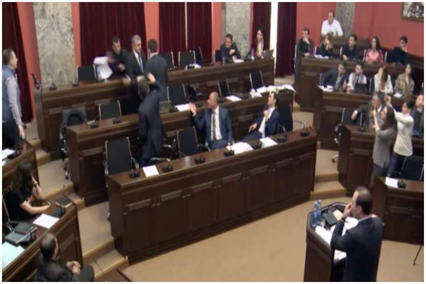 ჩხუბი პარლამენტშ