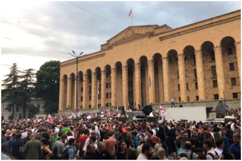 აქცია პარლამენტთან