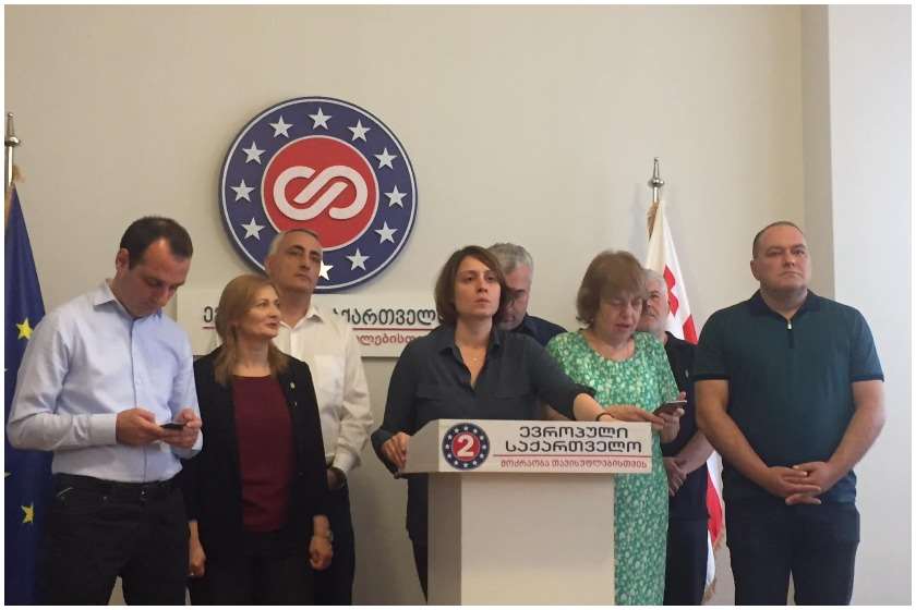 ელენე ხოშტარია, გიორგი გახარია