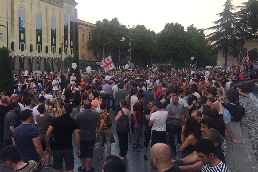 აქცია პარლამენტთან