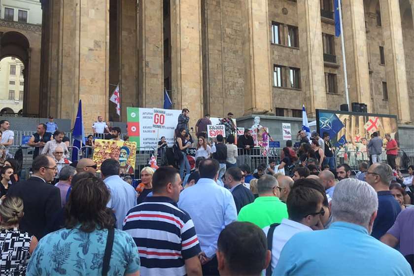 აქცია პარლამენტთან