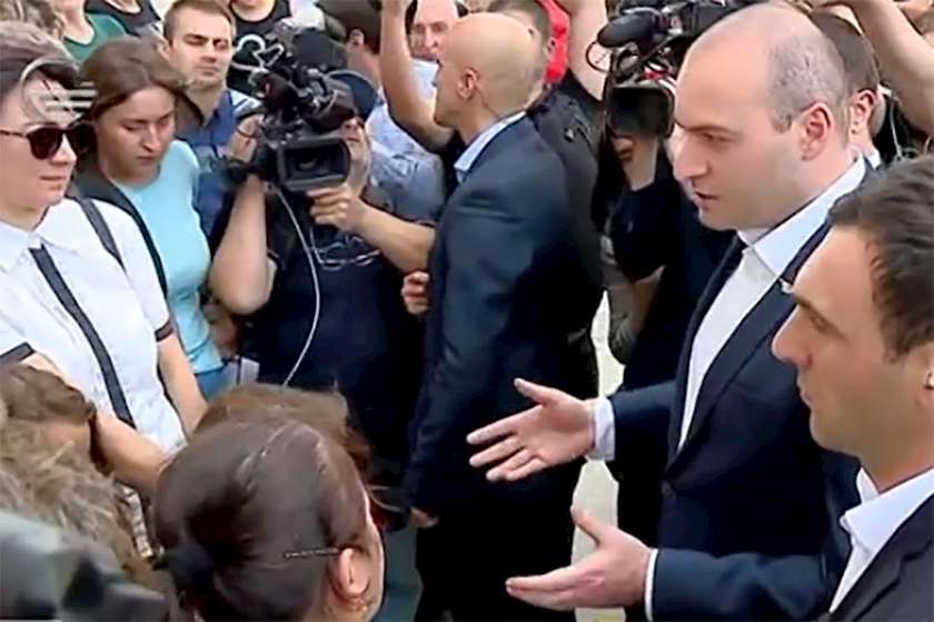 მამუკა ბახტაძე დევნილებს ხვდება