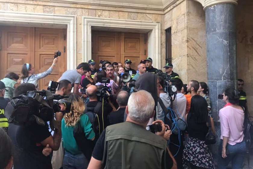 აქცია პარლამენტთან