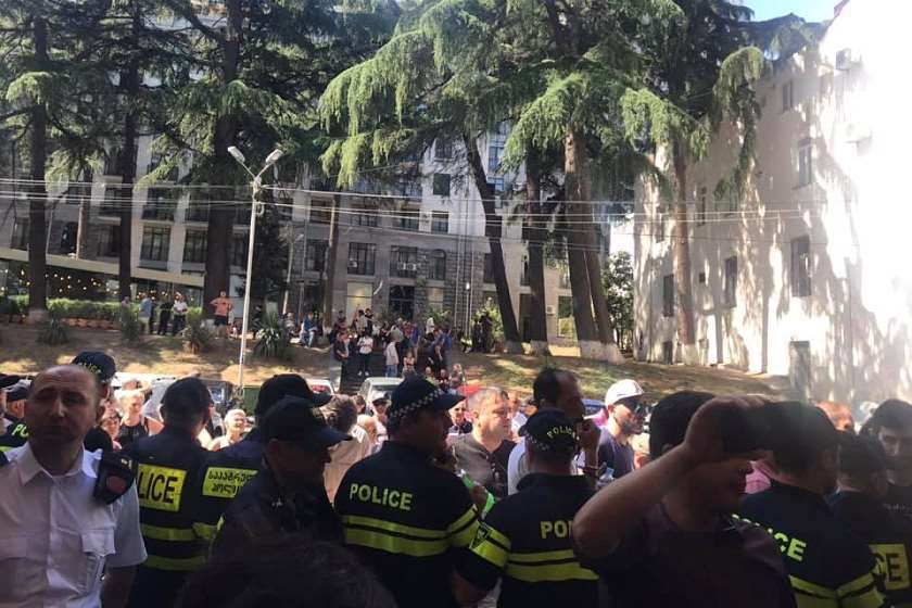 აქცია პარლამენტთან