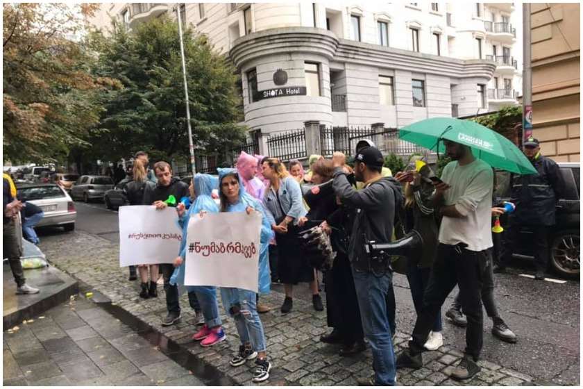 აქცია პარლამენტთან 