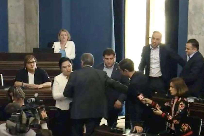 პარლამენტი დაპირისპირება