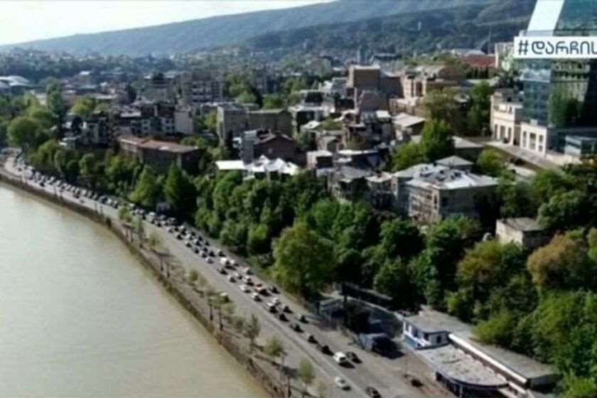 დრონის კადრები ავტომობილების მოძრაობა სანაპიროზე