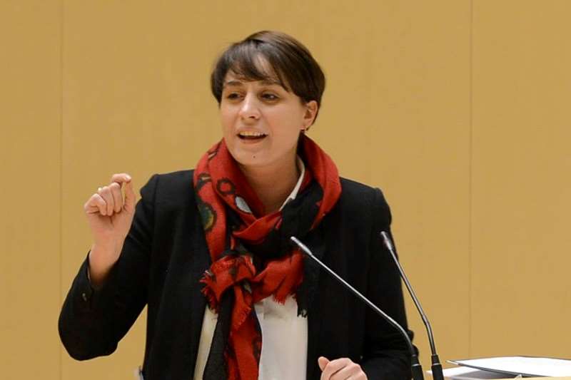 ელენე ხოშტარია