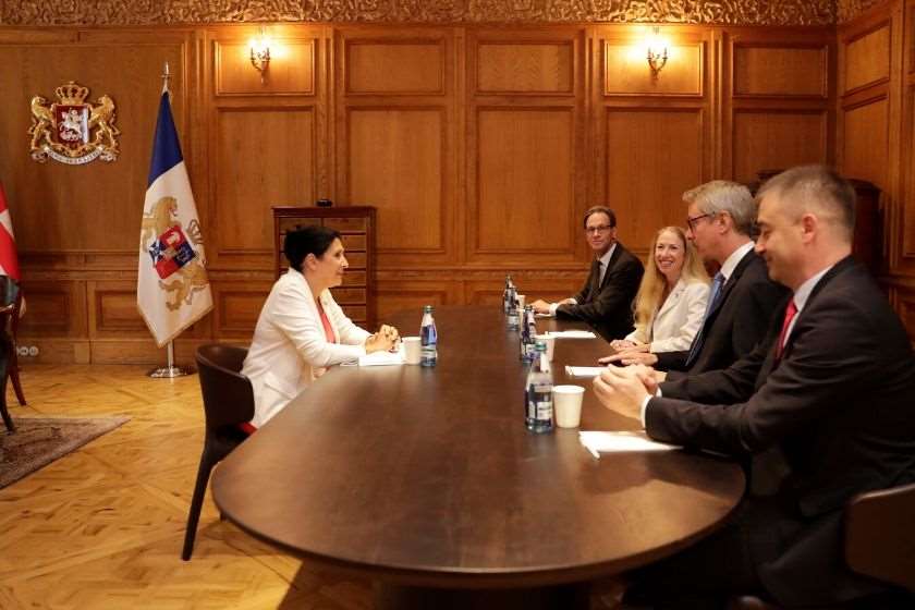 სალომე ზურაბიშვილი ფასილიტატორ ელჩებთან ერთად