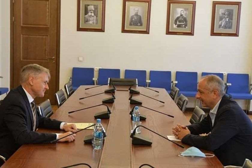 ლარს უკერვიტცი; ირაკლი სესიაშვილი