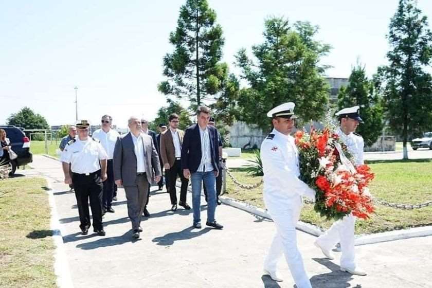 ფოთი ბაზა გვირგვინი
