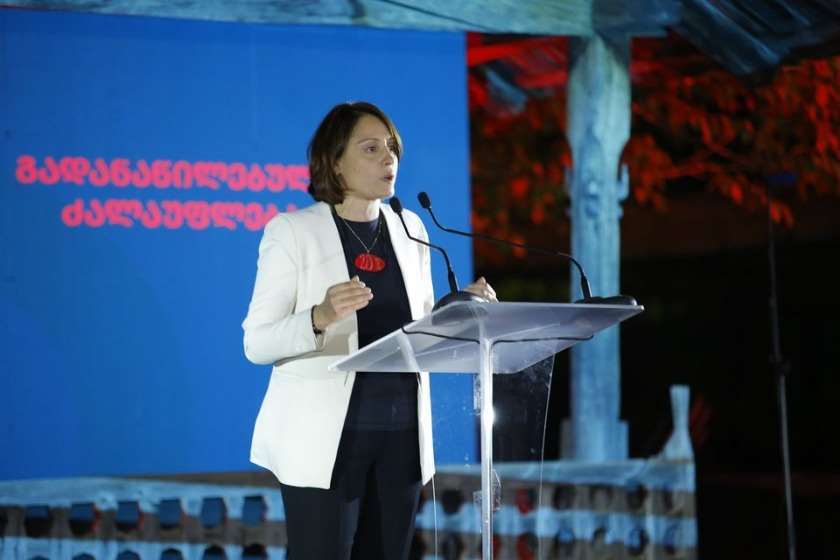 ელენე ხოშტარია