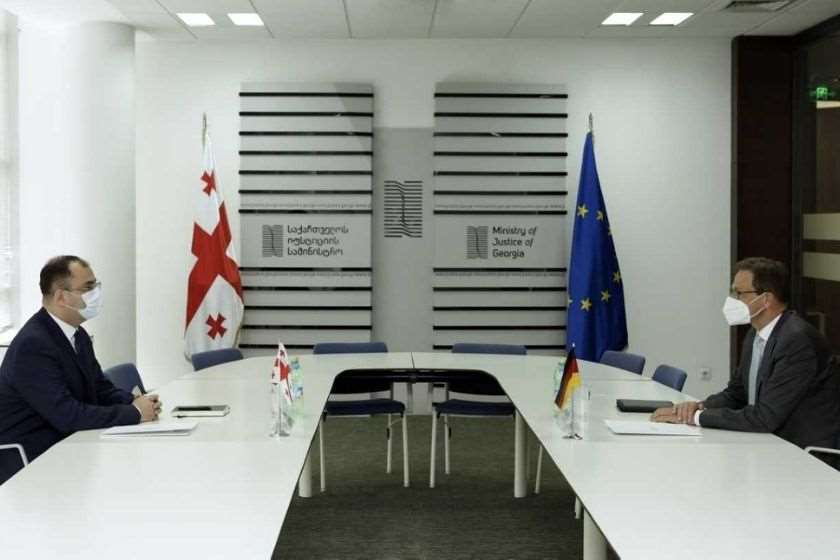 რატი ბრეგაძე; ჰუბერტ ქნირში