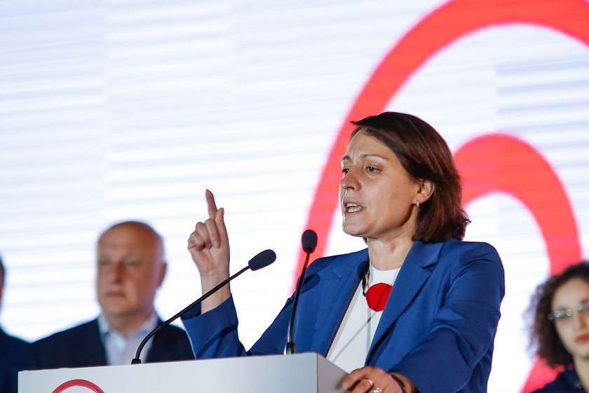 ელენე ხოშტარია