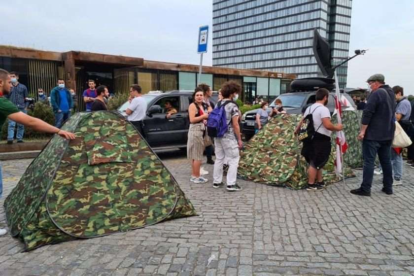 კარვები რესპუბლიკის მოედანზე