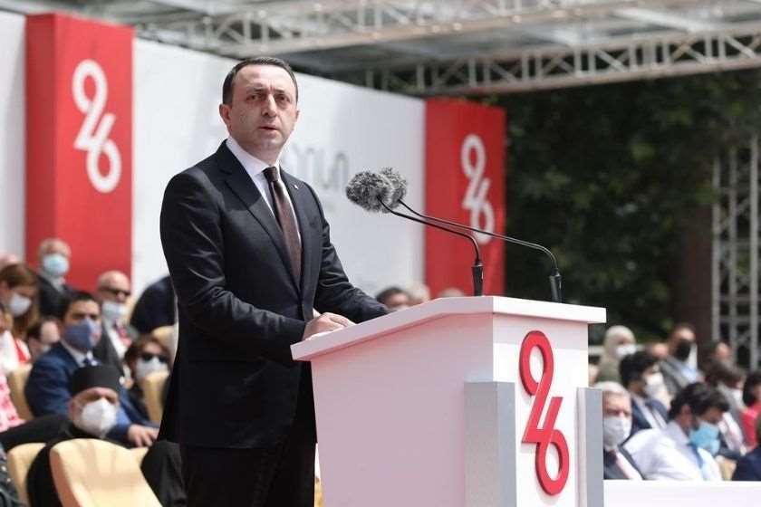 „ჩვენ არაერთი განსაცდელი გამოვიარეთ. ჩვენმა ხელისუფლებამ მნიშვნელოვან პროგრესს მიაღწია დემოკრატიული ღირებულებების განმტკიცებისა და მდგრადი სახელმწიფო ინსტიტუტების ჩამოყალიბების საქმეში. გაღრმავდა და  უპრეცედენტოდ მაღალ ნიშნულზეა ჩვენი თანამშრომლობა ნატოსთან და ჩვენს მთავარ სტრატეგიულ პარტნიორთან- ამერიკასთან. 2024 წელს კი საქართველო გააკეთებს განაცხადს ევროკავშირის წევრობაზე,  რითაც მნიშვნელოვან ნაბიჯს გადავდგავთ ჩვენი წინაპრების ევროპული ოცნების განსახორციელებლად. ჩვენ ვქმნით უკეთეს პირობებს ჩვენი ხალხის კეთილდღეობისათვის. ვდგამთ მნიშვნელოვან ნაბიჯებს გლობალური კორონავირუსის პანდემიის დასაძლევად და ეკონომიკური აღორძინებისათვის ახალი მუხტის მისაცემად. სახელმწიფოებრივი დამოუკიდებლობის ღირებულებებზე დაფუძნებით, გავაგრძელებთ ერთიანი და ძლიერი ქვეყნის მშენებლობას, რომელიც იქნება ევროპული და ევრო-ატლანტიკური სივრცის სრულფასოვანი ნაწილი და რომელიც თითოეული მოქალაქისთვის მოიტანს კეთილდღეობას. კიდევ გილოცავთ დამოუკიდებლობის დღეს. დიდი მადლობა. ღმერთი იყოს ჩვენი მფარველი“, - აღნიშნა პრემიერ-მინისტრმა.