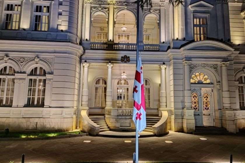 პრეზიდენტის სასახლეზე დროშის დაშვება