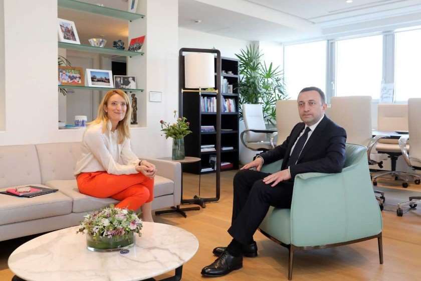 რობერტა მეცოლა
ირაკლი ღარიბაშვილი