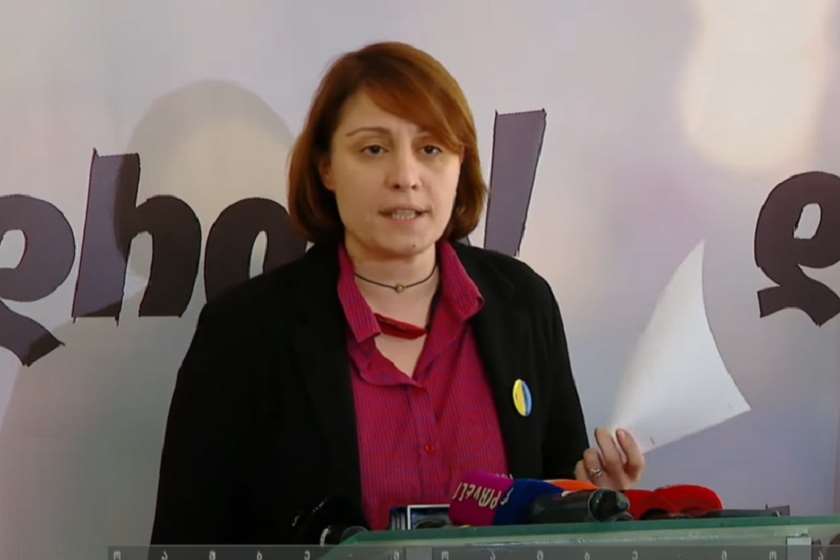 ელენე ხოშტარია