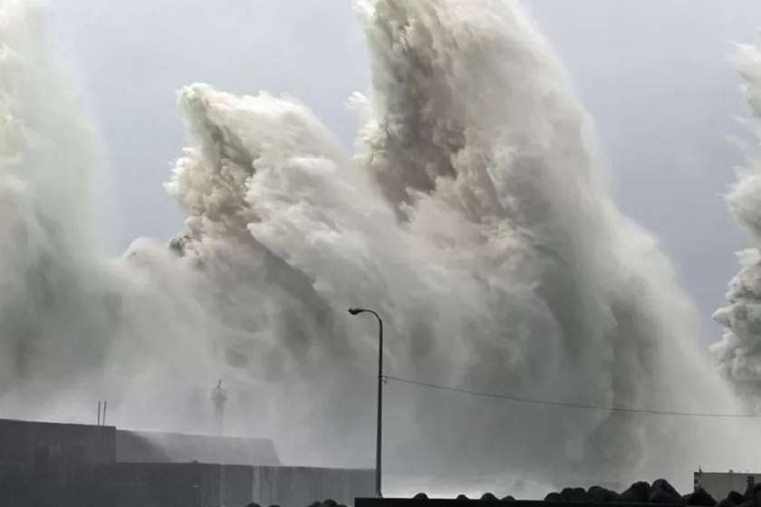 უზარმაზარი ტალღები კოჩის პრეფექტურაში, დასავლეთ იაპონია
