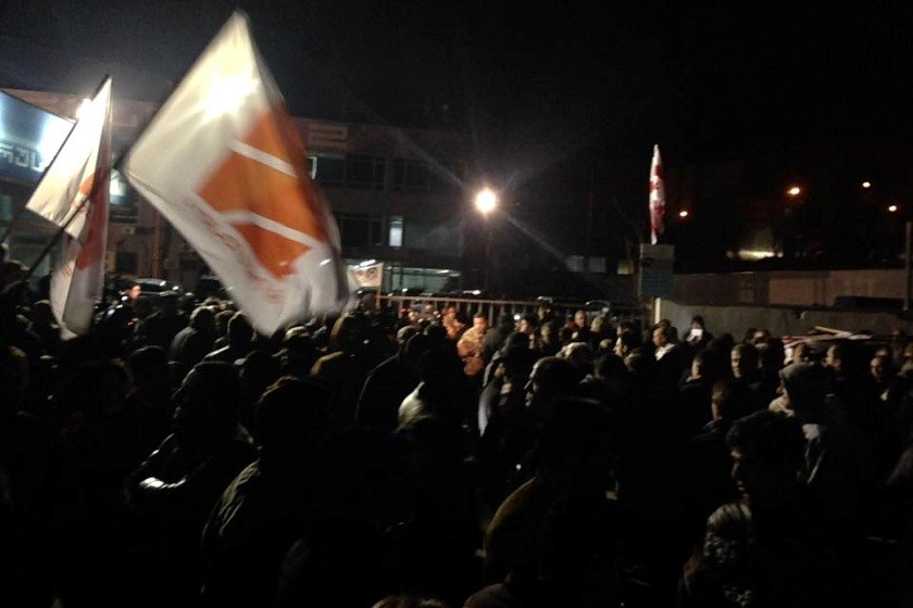 აქცია რუსთავი 2-ის შენობასთან