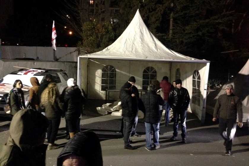 აქცია რუსთავი 2-ის ეზოში