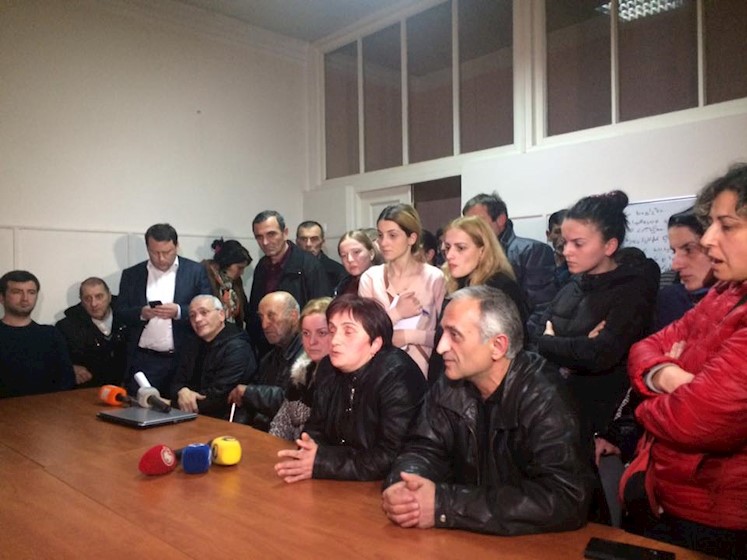 შეხვედრა დაკავებულების მშობლებსა 
და დეპუტატებს შორის