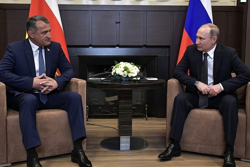 ანატოლი ბიბილოვი
ვლადიმერ პუტინი