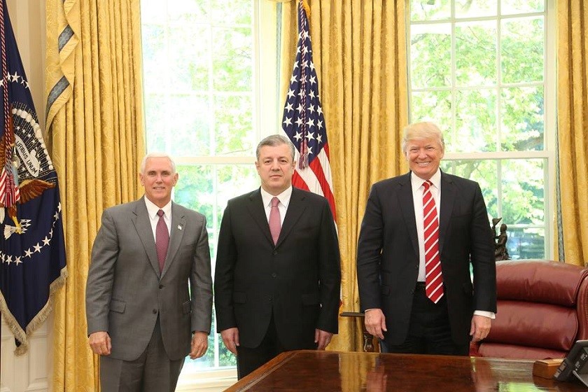 მაიკ პენსი, გიორგი კვირიკაშვილი
დონალდ ტრამპი