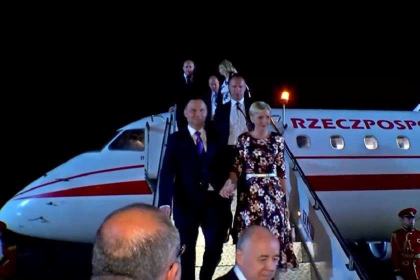 პოლონეთის პრეზიდენტის დახვედრა
აეროპორტში