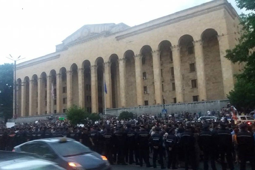 აქცია პარლამენტთან