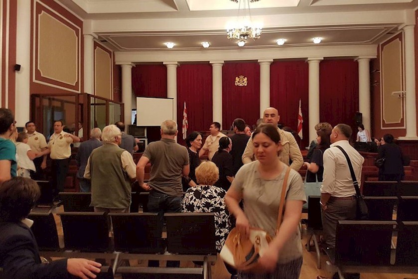 კორტების საქმეზე დაკავებულთა ნათესავები