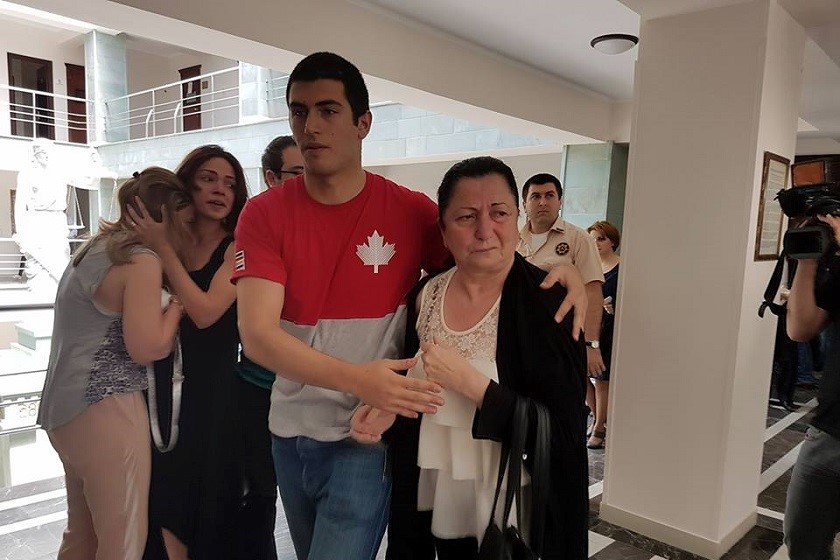 კორტების საქმეზე დაკავებულთა ნათესავები