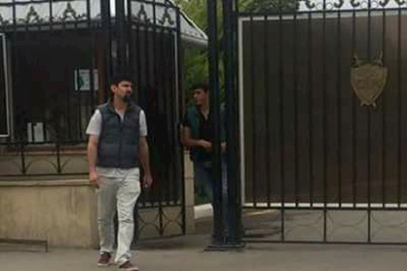 კამრან მაჰმუდოვი პოლიციის
განყოფილებიდან გამოსვლის დროს