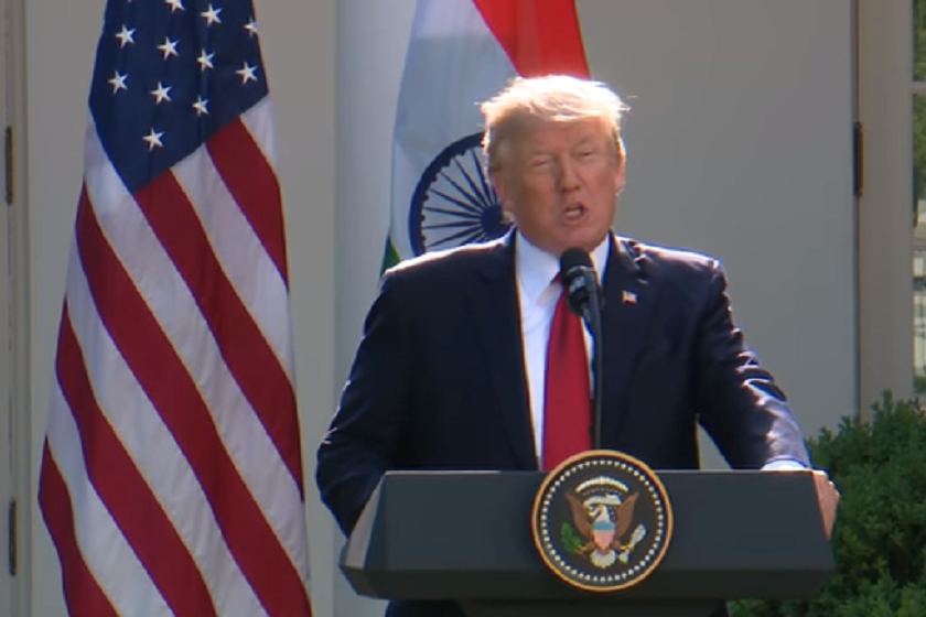 ტრამპი მისალმების დროს